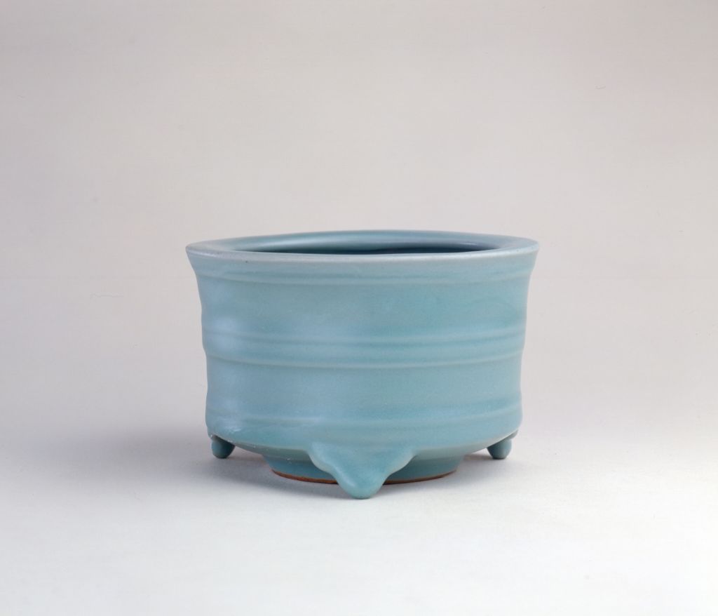 图片[1]-Longquan Green Glaze Three-legged Furnace with String Pattern-China Archive